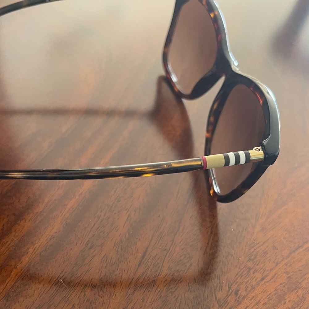 Beautiful Burberry sunglasses - Picture 2 of 7
